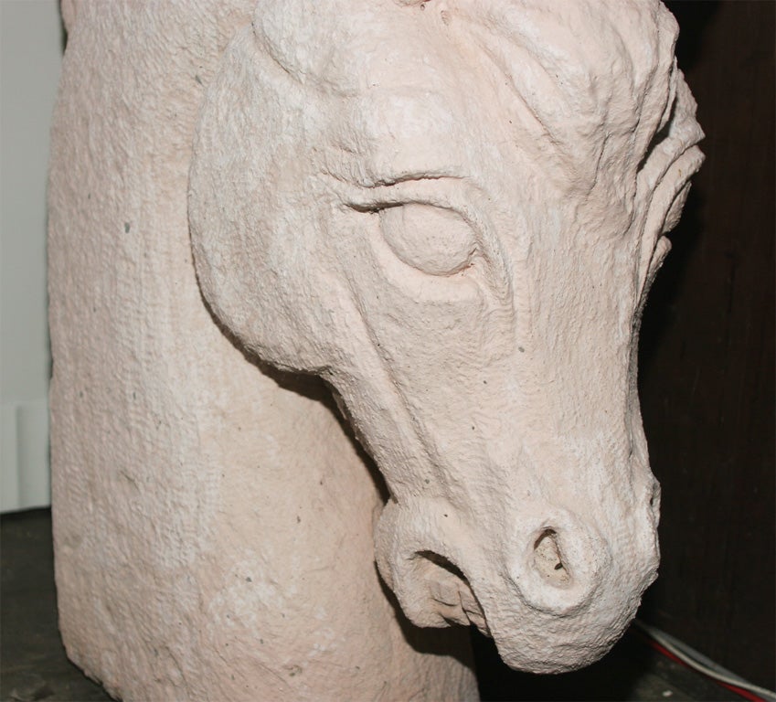 Sculptures - Têtes de chevaux ciment Excellent état - En vente à Stamford, CT