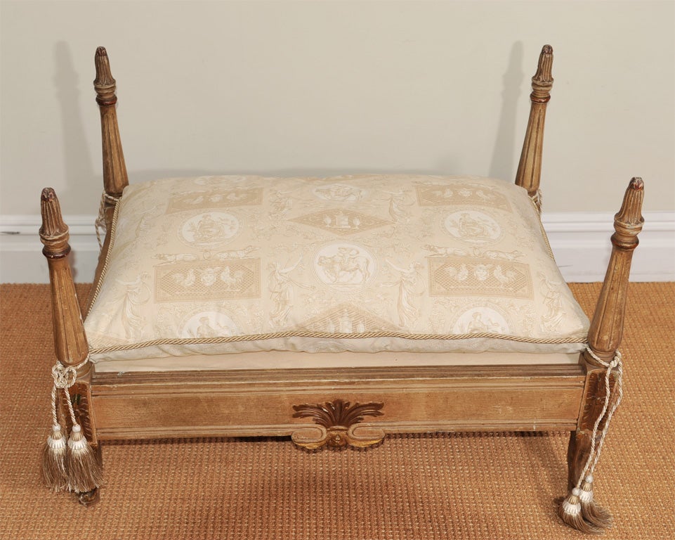 Louis XVI Style Polychromed Dog Bed In Excellent Condition For Sale In New York, NY