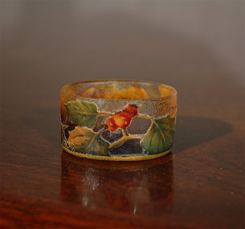 Joli vase en verre miniature de Daum Nancy.