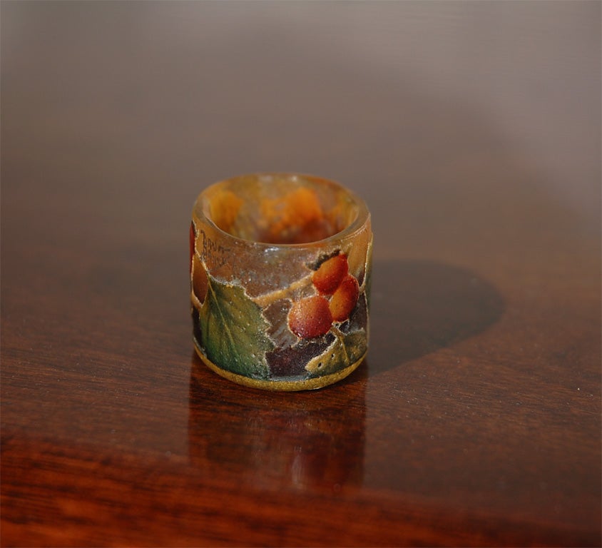 Français Daum Nancy  Vase miniature en mail grav en forme de came, sign