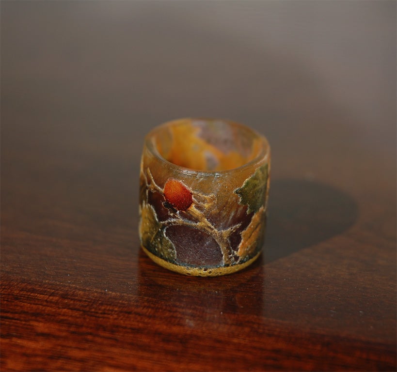 Verre Daum Nancy  Vase miniature en mail grav en forme de came, sign