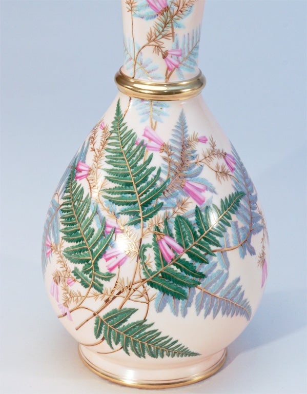 Français Vase en porcelaine peint à la main, Mouvement esthétique en vente