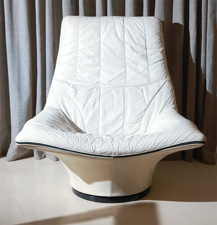 Large, amazing lotus shaped white leather swivel chair. Great zipper detail. Rotates 360 degrees on metal base. Soft cream white leather with dark grey zipper detail and black metal base.