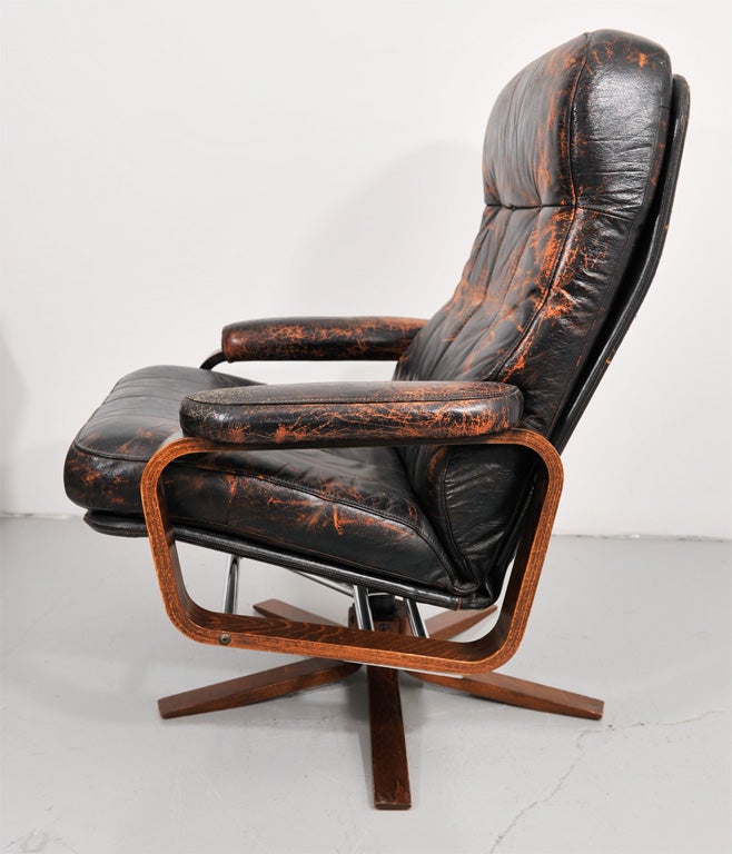 Retro Danish Leather Swivel Lounge Chair In Good Condition For Sale In Stratford, CT