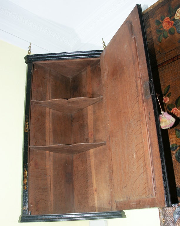 Queen Anne Period Black Japanned Hanging Corner Cabinet. English, Circa 1710 For Sale 3