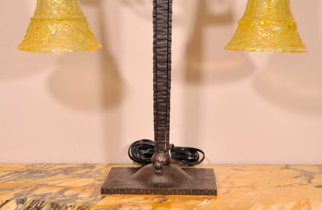 Art déco Lampe de table Art Déco avec verre par Daum en vente