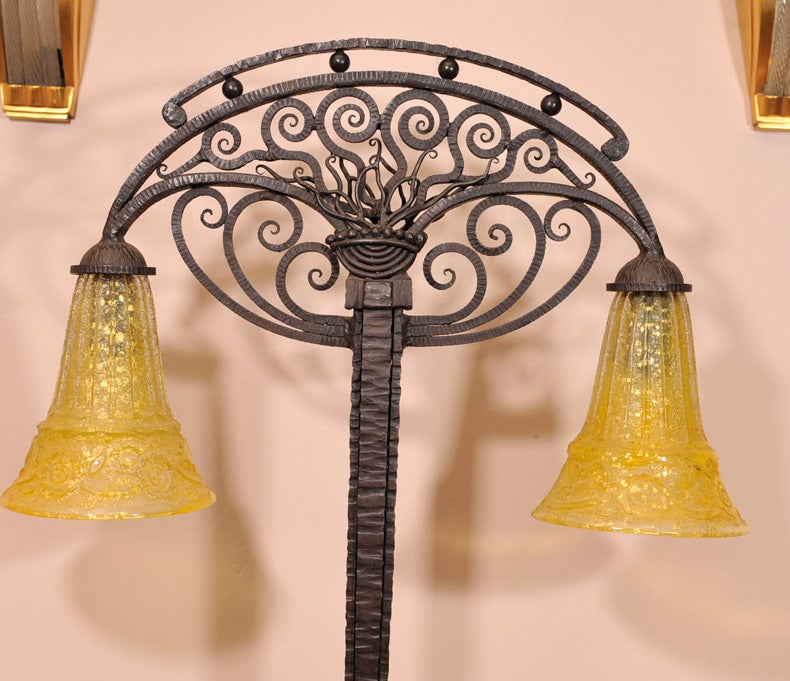 Français Lampe de table Art Déco avec verre par Daum en vente