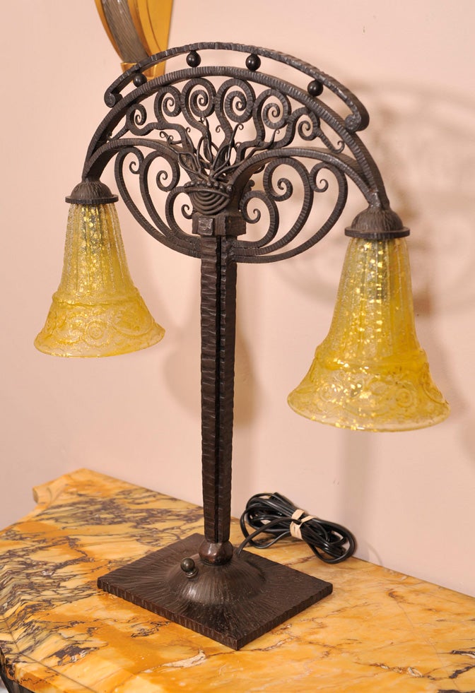 Milieu du XXe siècle Lampe de table Art Déco avec verre par Daum en vente