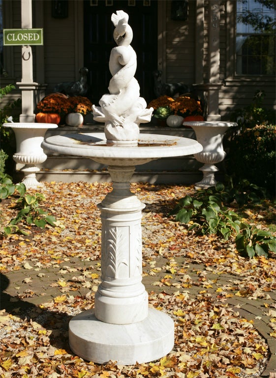 Dieser klassisch elegante, fünfteilige Marmorbrunnen in Tazza-Form, der kürzlich in der Wintergarten