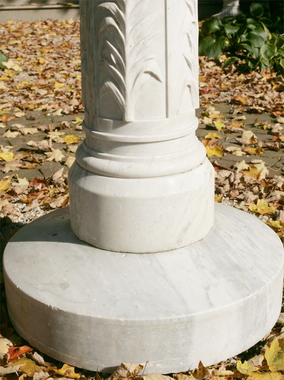 Atemberaubender hoher italienischer Tazza-Marmorbrunnen des 19. Jahrhunderts mit verschlungenen Delphinen (Handgeschnitzt) im Angebot