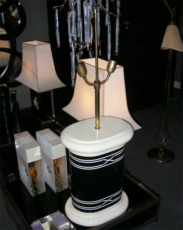 Lampe 1970-1980 en laque crème et noire. Deux lumières ; hauteur réglable de la tige maintenant l'abat-jour jusqu'à un maximum de 102 cm.