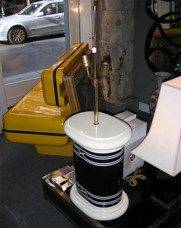 Français Lampe laquée bicolore 1970-1980 en vente