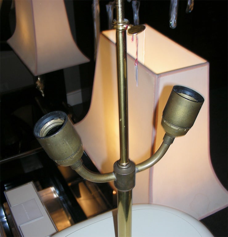 Lampe laquée bicolore 1970-1980 en vente 1