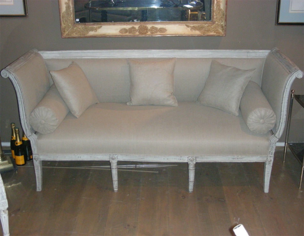 End of 18th century Directiore settee in gray patina walnut, re-upholstered in linen.