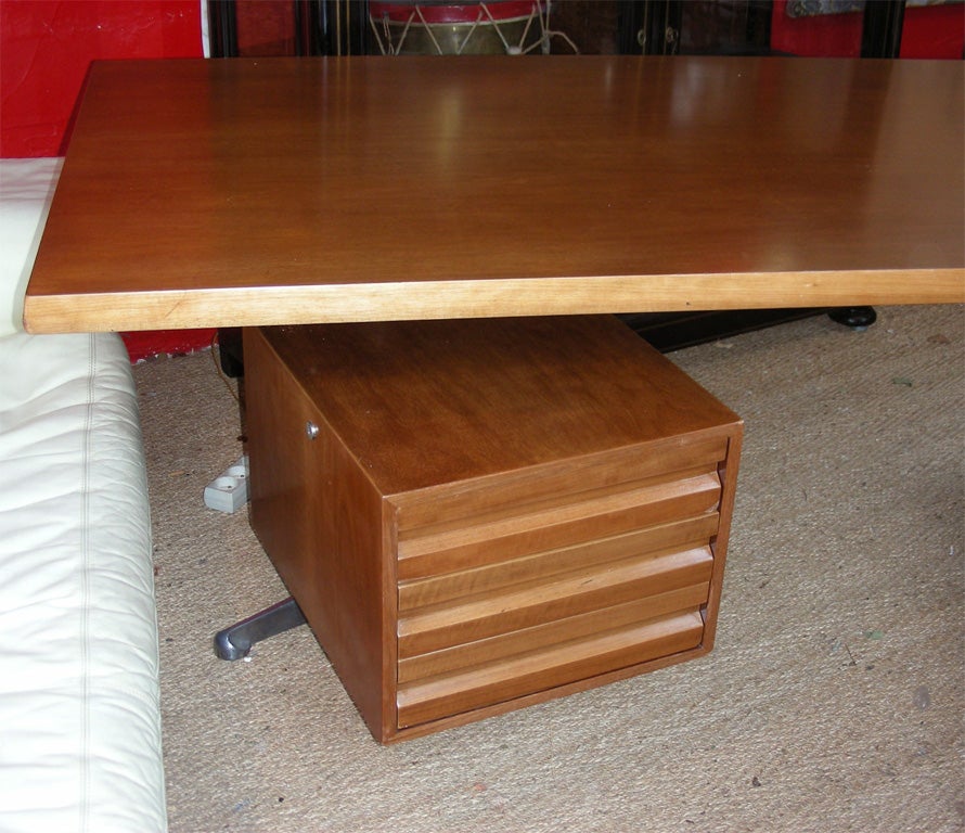 Italian 1960s Desk by Osvaldo Borsani for Tecno For Sale