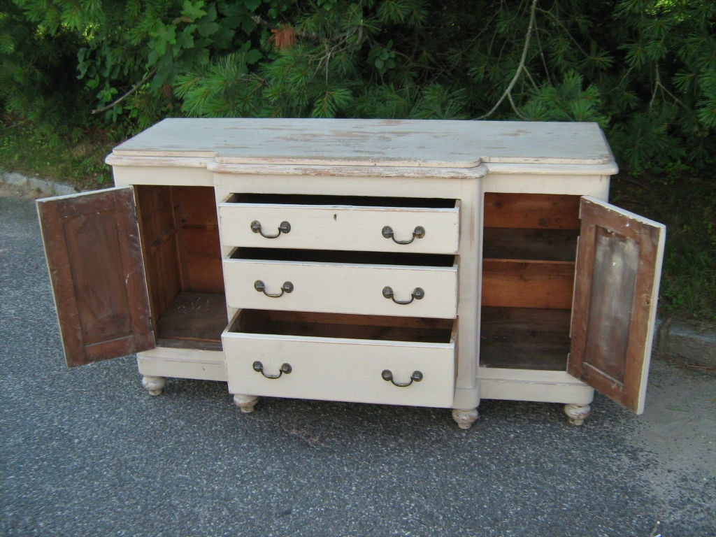 Painted cabinet In Good Condition For Sale In Bridgehampton, NY