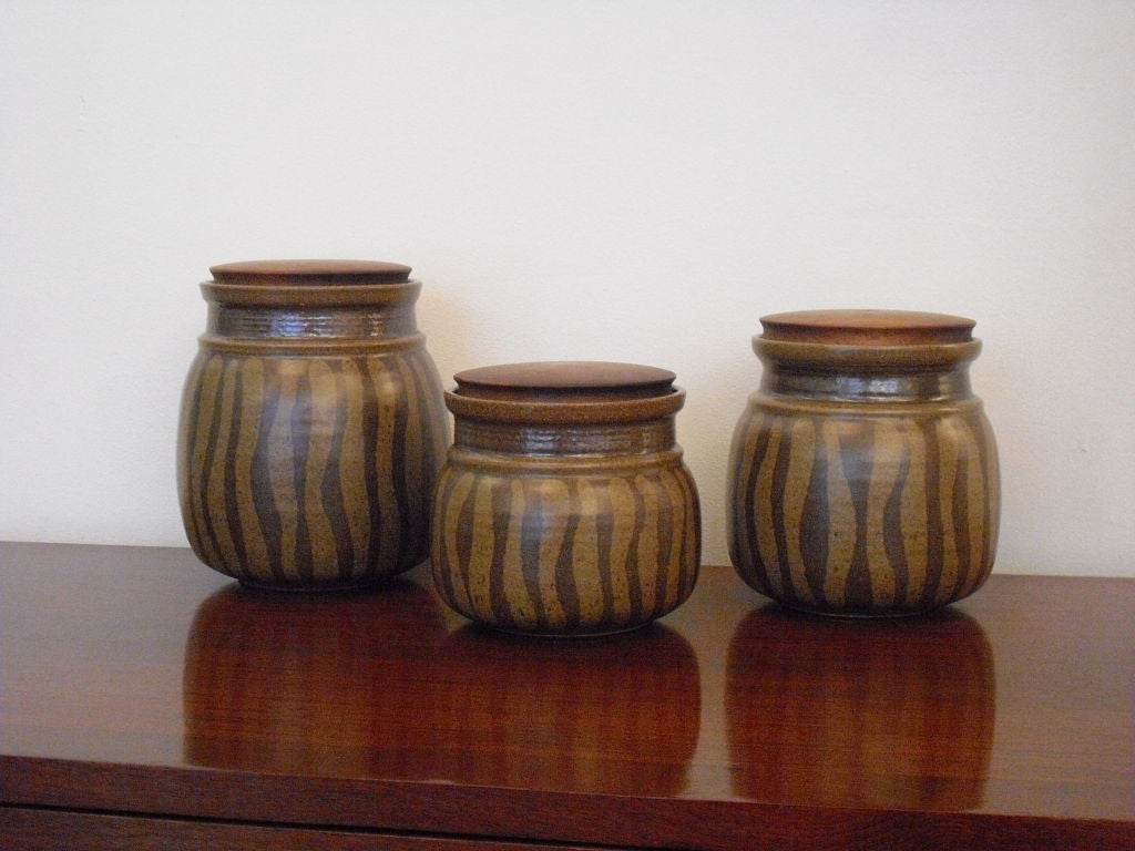 Three Victoria Littlejohn Studio Stoneware Jars In Excellent Condition In New York, NY
