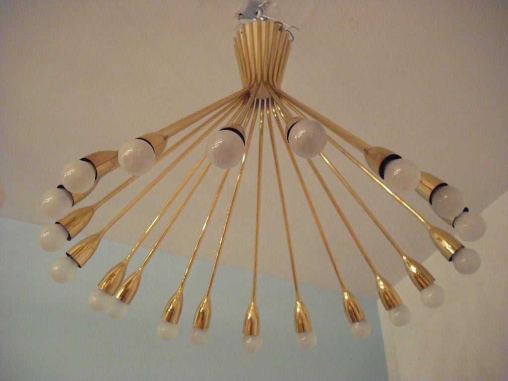 A 20 light brass chandelier by Italian light company, Stilnovo.