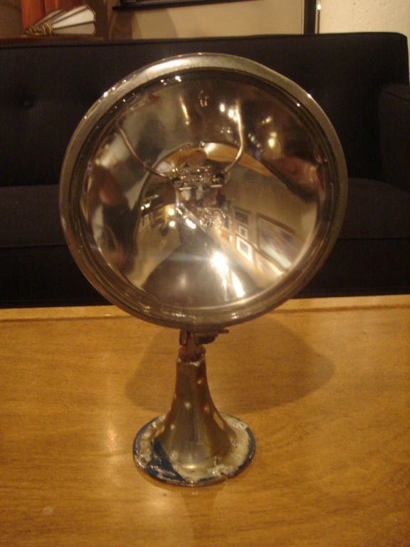 Pequeño reflector náutico vintage de General Electric, EE.UU., hacia 1950. Sólo con fines decorativos, no operativo.