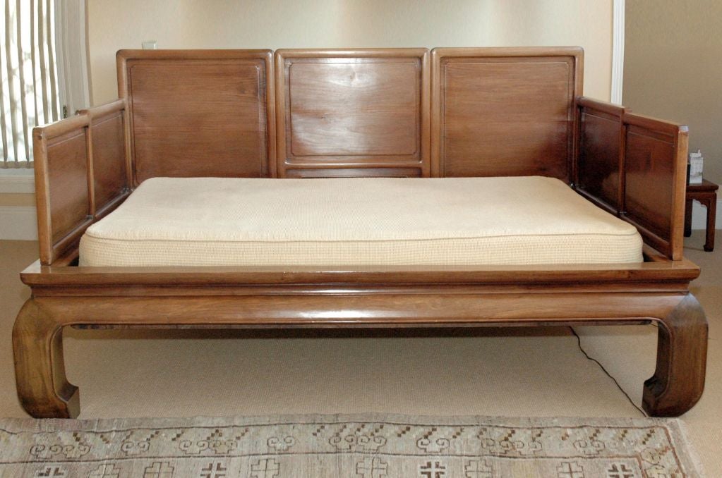 A SUMPTUOUS CHINESE HUA LI LARGE DAY BED (CHUANG) For Sale 1