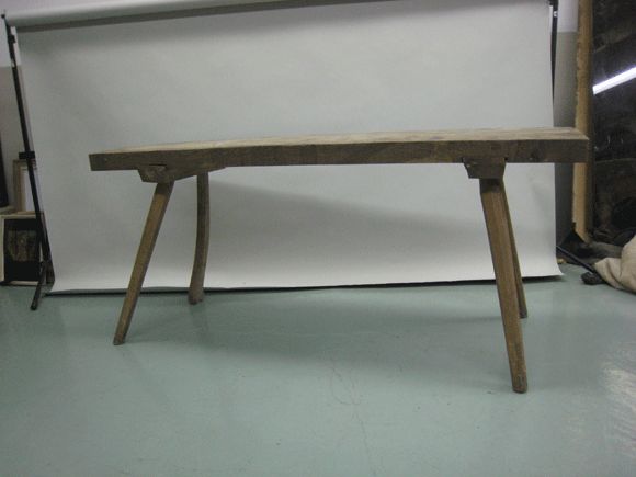 Superbe console ou table d'écriture française moderne du milieu du siècle, rustique, néo-primitive, en bois épais, naturel, sculpté à la main.

La profondeur du plateau est de 19