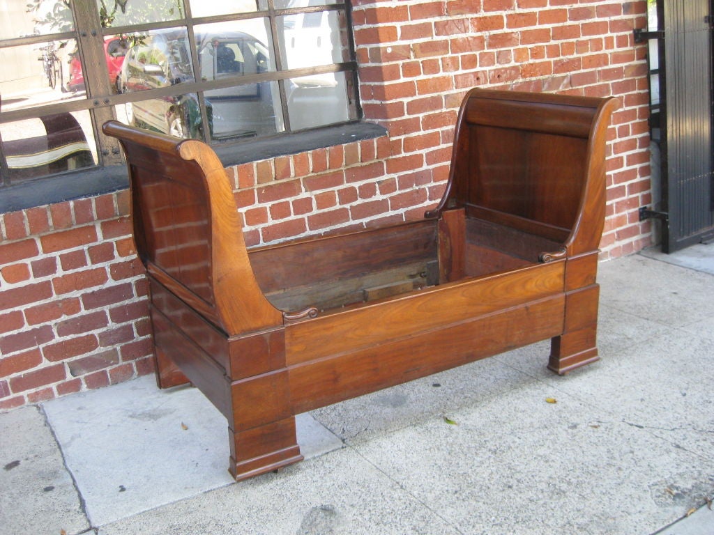 Great looking short daybed or window bench in mahogany