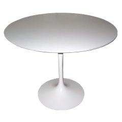 White Dining Table By Saarinen For Knoll