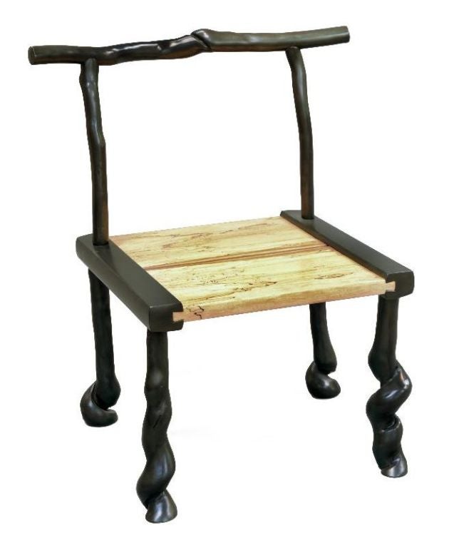 Chaise de livre en bois de sassafras du maître artisan David N. Ebner avec sa finition exclusive en graphite.

Veuillez consulter le livre nouvellement publié 