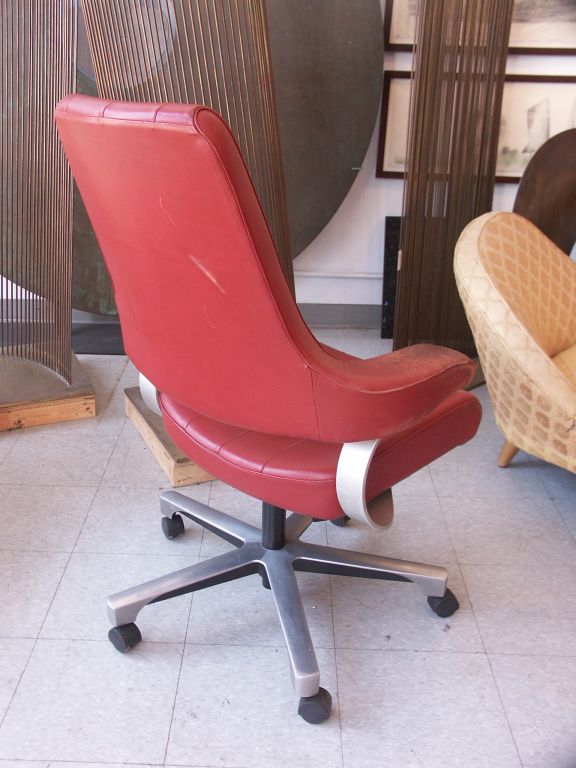 Superb vintage desk chair, with the comfort and mobility usually found only in more contemporary designs. Generous high seat back with molded short armrests, allows you to pull up close to your desk. The chair pivots on the 5 point aluminum star