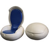 Two 'Egg' chairs, also called 'Wagabond'.