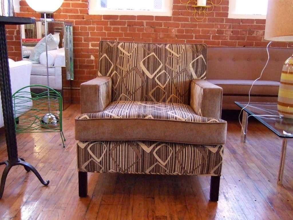 Mid-Century Modern Pair of Two-Tone Club Chairs For Sale