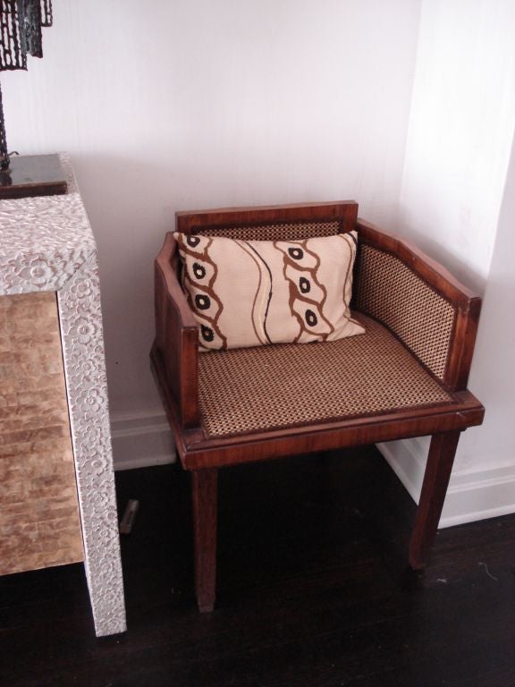 Une paire de chaises Art Déco avec des côtés en Macassar avec des côtés festonnés. Excellente échelle.
Ex. Sotheby's Paris.
 
  