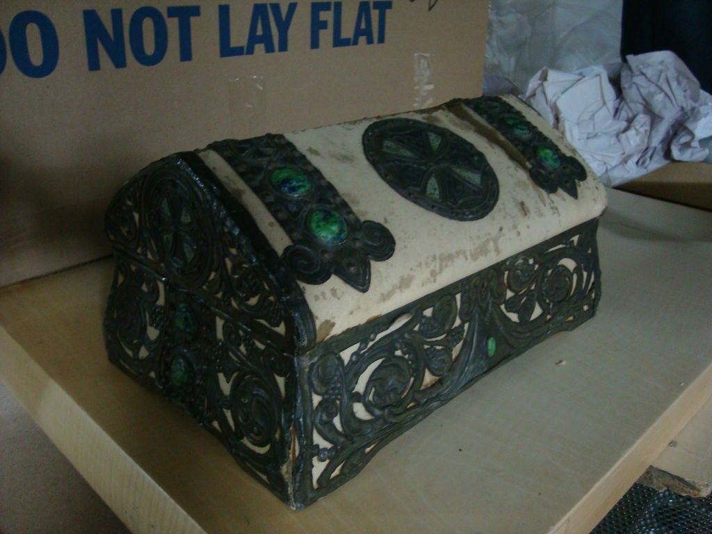 Un coffret / boîte à bijoux de très belle facture, avec une sangle en métal sertie de cabochons de jade sur un dessus en cuir, doublé de velours.

Dimensions intérieures : 6.5