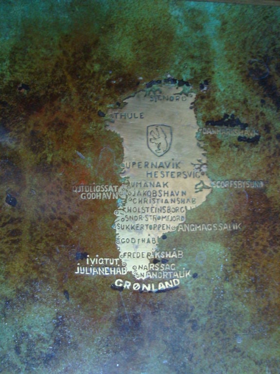 Eine Bronzeschachtel mit einer Karte von Grönland (Cronland auf Dänisch), die in die Oberseite des Schachteldeckels eingraviert ist. Das Innere der Schachtel ist aus gebrannter Eiche und steht auf massiven Metallfüßen. Auf der Unterseite