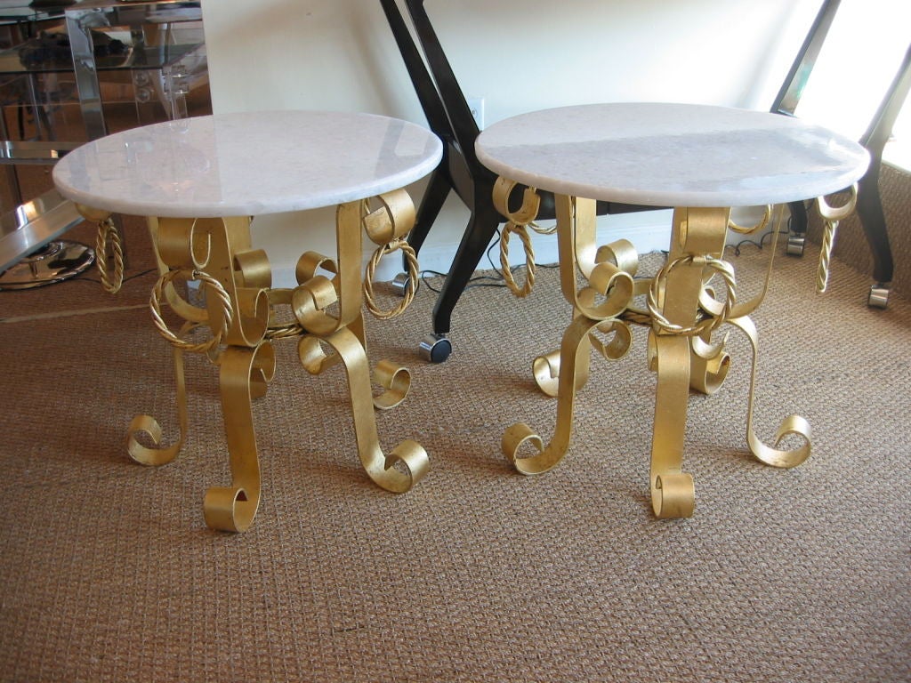 Hollywood Regency Paire de tables d'extrémité ou de tables d'appoint italiennes vintage en fer doré à la feuille d'or et dessus en marbre en vente