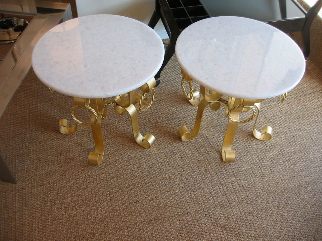 Pareja de mesas auxiliares o auxiliares italianas vintage de hierro dorado y sobre de mármol Dorado en venta