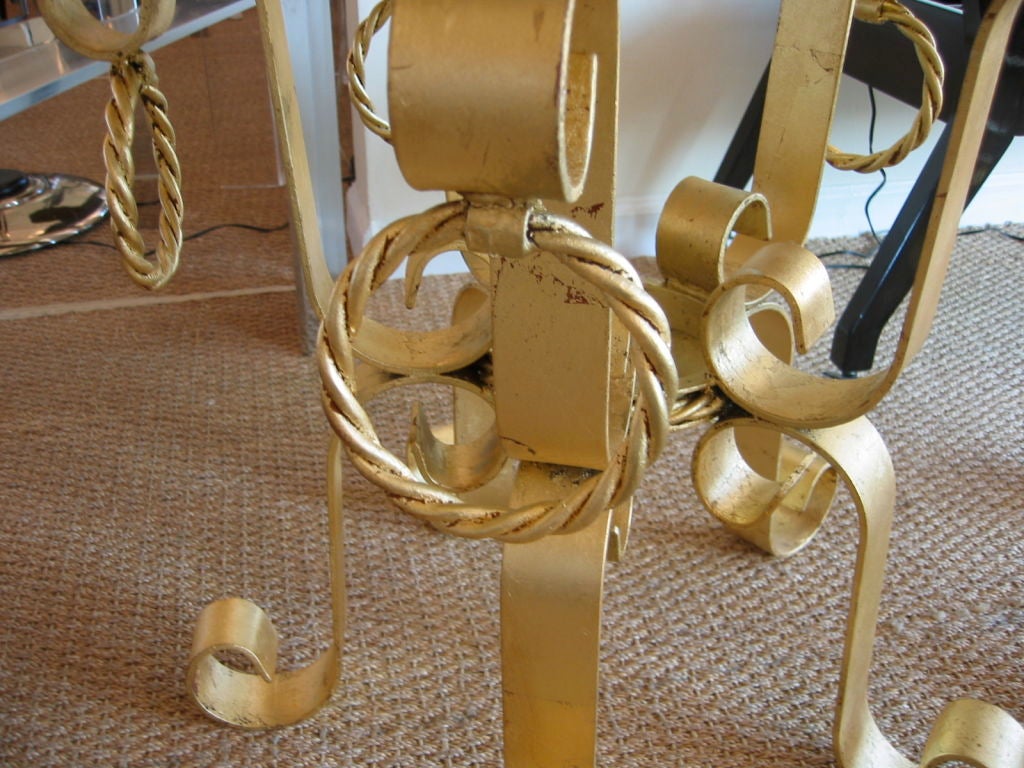 Milieu du XXe siècle Paire de tables d'extrémité ou de tables d'appoint italiennes vintage en fer doré à la feuille d'or et dessus en marbre en vente