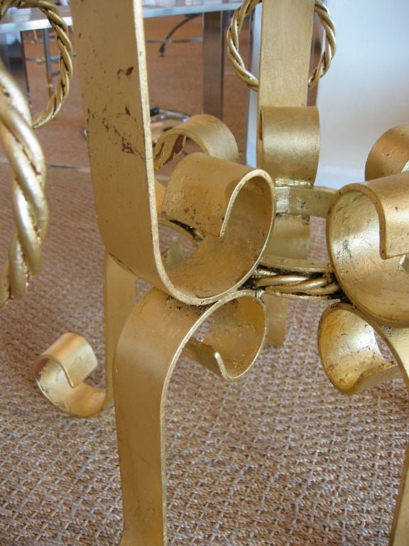 Feuille d'or Paire de tables d'extrémité ou de tables d'appoint italiennes vintage en fer doré à la feuille d'or et dessus en marbre en vente