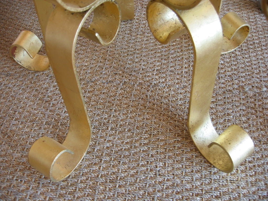 Paire de tables d'extrémité ou de tables d'appoint italiennes vintage en fer doré à la feuille d'or et dessus en marbre en vente 1