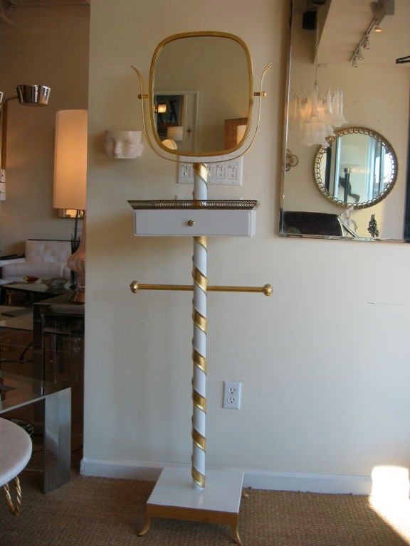 Blattgold, lackiertes Holz Drehbarer Spiegel Stand Valet Mid-Century Modern Italienisch im Zustand „Gut“ im Angebot in North Miami, FL