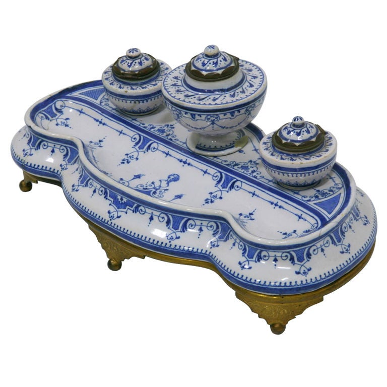 Early 19th century French faience inkwell.
Rare to find faience in such good condition.
All original.