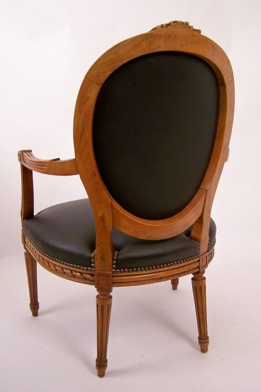 Französischer Sessel aus Nussbaumholz im Louis-XVI-Stil mit schwarzer Lederpolsterung (Louis XVI.) im Angebot