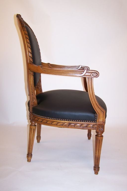 A finely carved walnut armchair with a oval shaped back and generous seat upholstered in quality black leather.
Sturdy and sound, in excellent condition.
France, early 20th century.