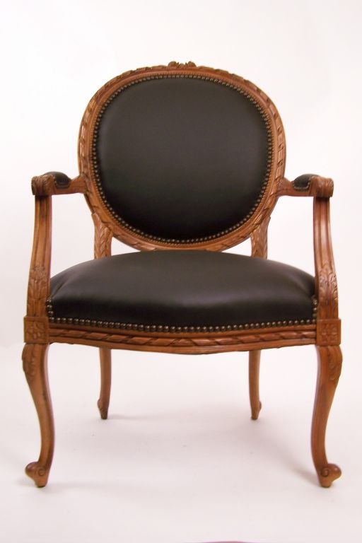 A finely carved walnut armchair with rounded back and nice generous seat, upholstered with black leather.
Sturdy and sound. In excellent condition.
France, early 20th century.
