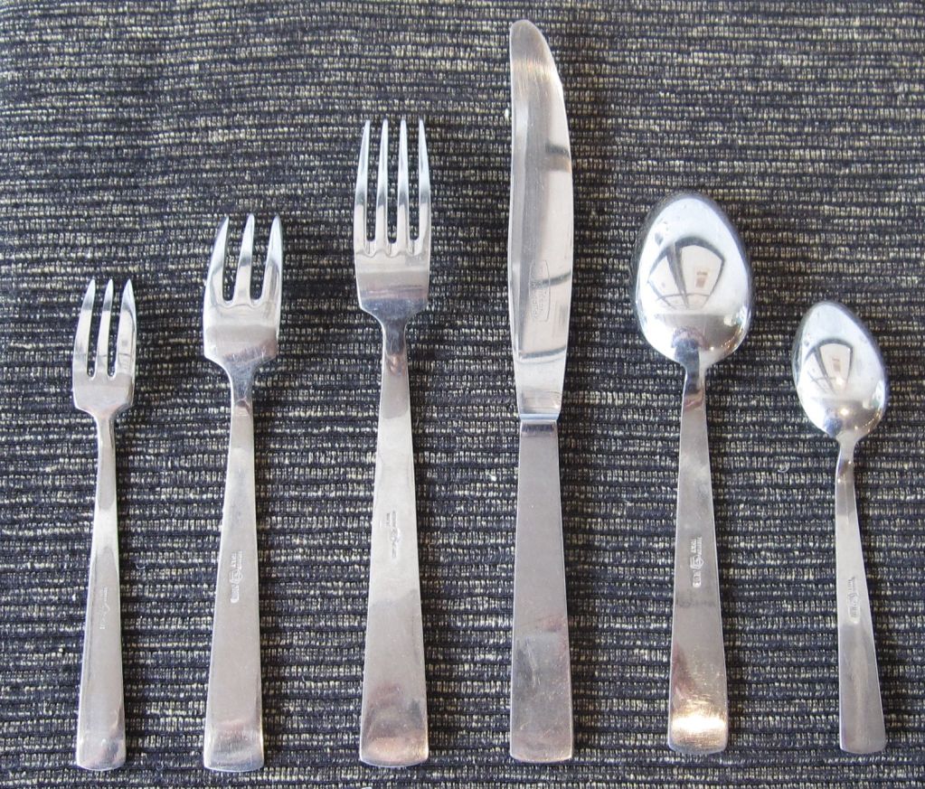 Later production of Gio Ponti's 1939 flatware design for Krupp.<br />
<br />
Set 6 place settings as shown.