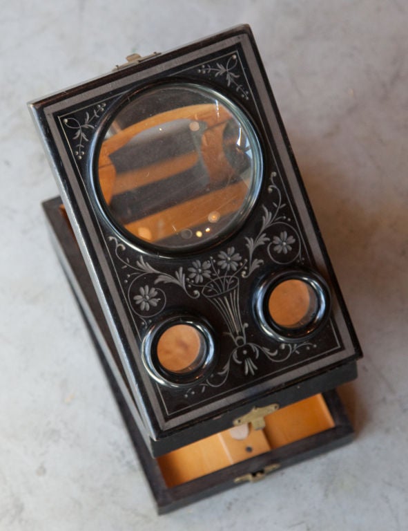 The stereoscopic viewer shows how two objects made with slightly different vanishing points will look three-dimensional when each drawing is viewed simultaneously and individually by the right and left eyes. This combination viewer can be used to