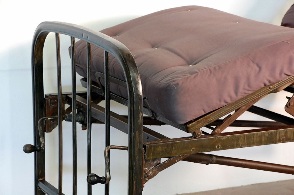 Adjustable industrial day bed