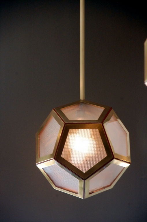 Moderno Lanterna geometrica in ottone, pelle marrone e vetro 'Pentagone' di Design Frères in vendita