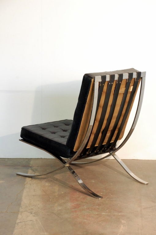 Großer Sessel aus schwarzem Leder im Mies van der Rohe-Stil (Moderne) im Angebot