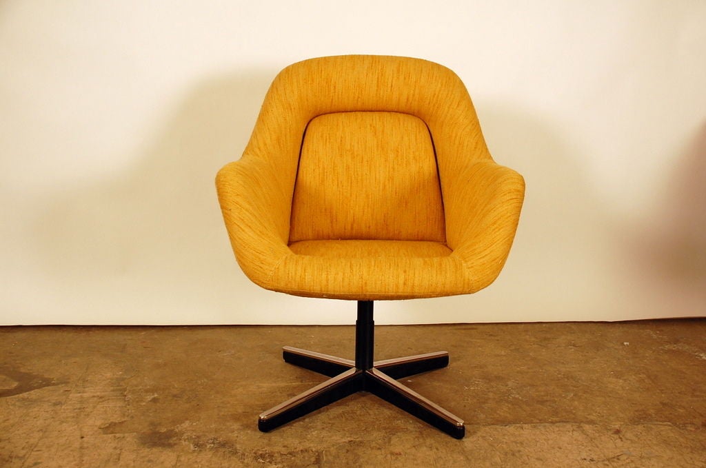 Swivel chair designed by Max Pearson (1933-) for Knoll in 1966. 17 in. seat height.
